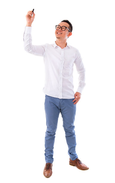 亚洲男性在玻璃板上写字图片下载