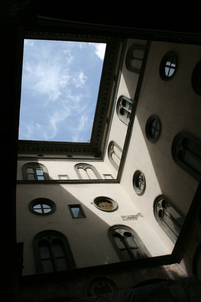 意大利宫殿庭院的底部视图图片下载