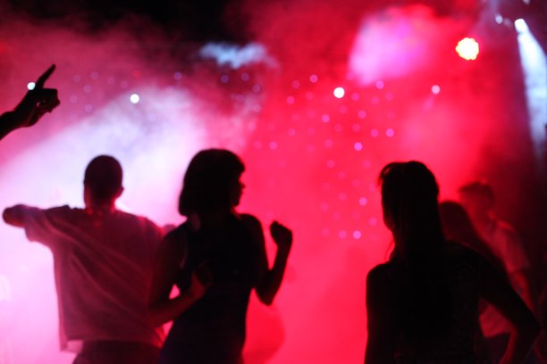 在迪斯科舞厅跳舞图片下载