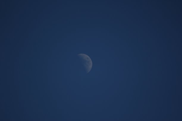 月亮在晴朗的蓝天图片下载