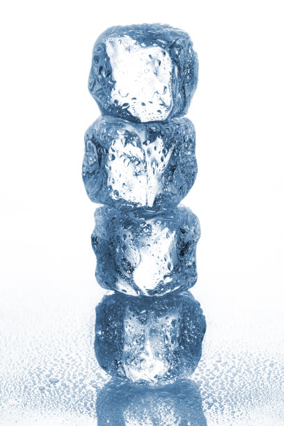 冰块孤立在白色上。图片下载