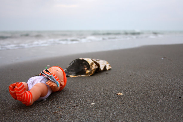 海滩上的洋娃娃图片下载