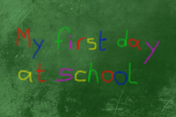 我在学校的第一天在黑板上用彩色粉笔图片下载