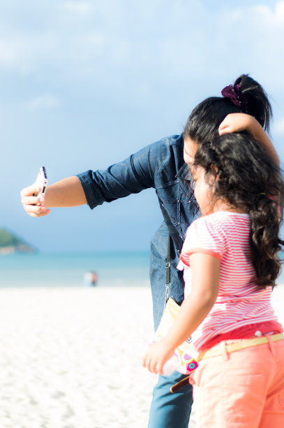 少年和妈妈一起看手机图片下载