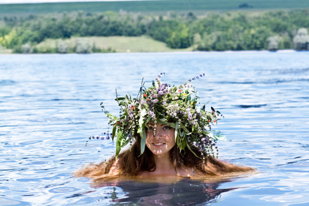 湖中美丽的女孩图片下载