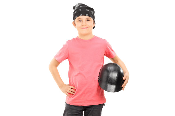 戴着头巾的小男孩拿着摩托车头盔图片下载