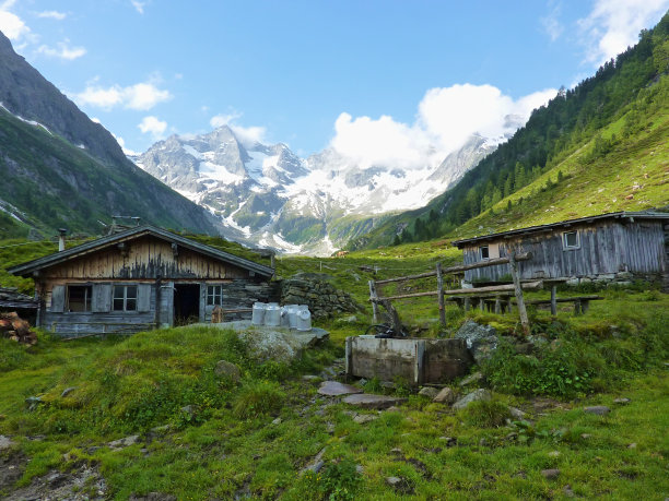 以冰川为背景的山间小屋图片下载