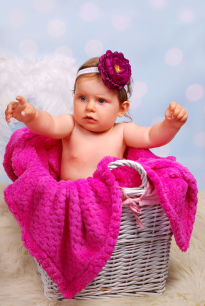 柳条篮子里的漂亮女婴，十个月大图片下载