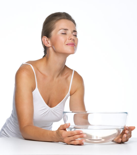 轻松的年轻女子和玻璃碗里的水图片下载