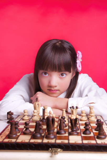 女孩在下棋时放松。图片下载