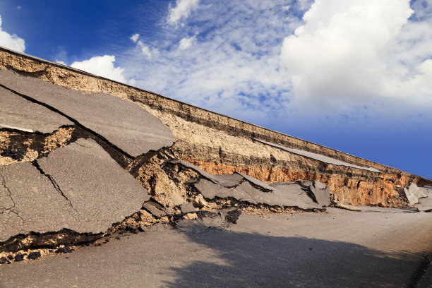 有裂缝的沥青道路图片下载