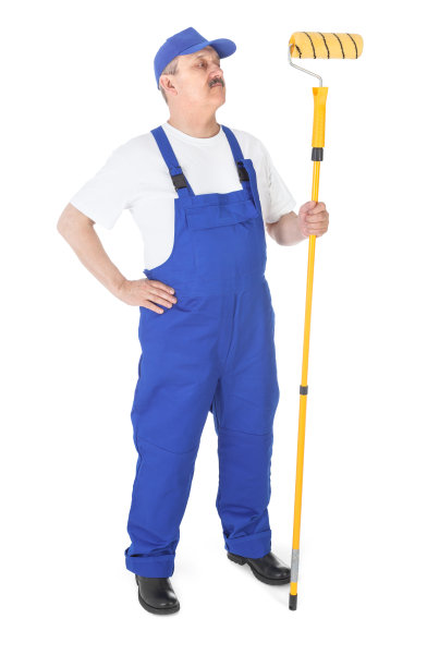 房屋油漆工正在检查他的油漆滚筒图片下载