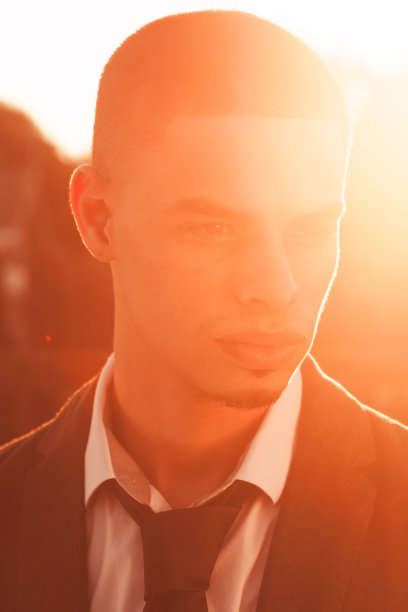 日落时分的年轻人图片下载