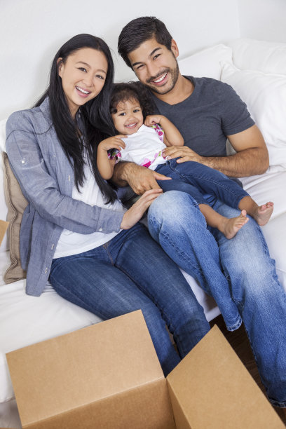 亚洲华人家庭拆箱搬家图片下载
