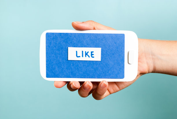 手持手机概念显示像按钮在蓝色背景图片下载