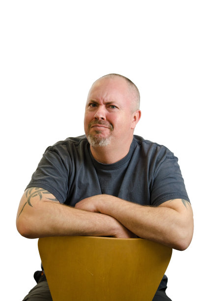 带着怀疑表情的光头男人图片下载