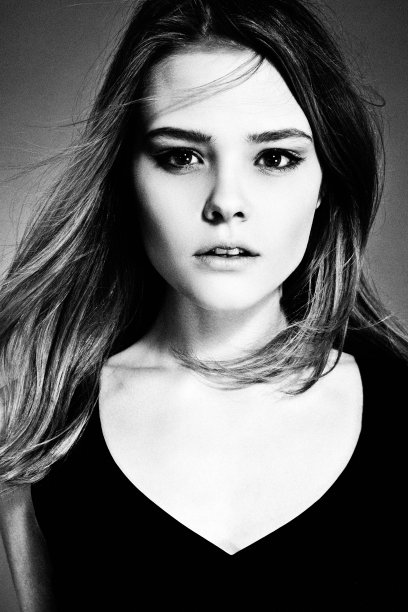 黑白相间的漂亮女人图片下载