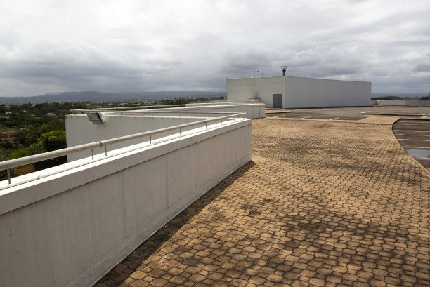 下午阵雨后的空置屋顶停车场图片下载