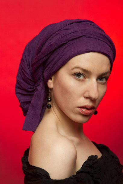 一个戴着头巾的女孩的肖像图片下载