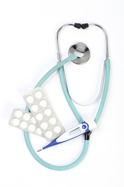医生的听诊器，药丸和温度计在白色背景图片下载