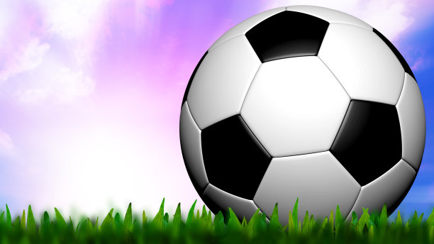 在暮色苍茫的草地上踢足球图片下载