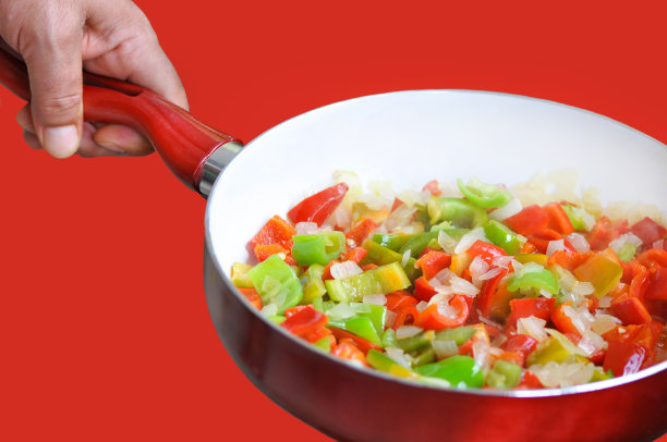 烤盘，蔬菜孤立在红色背景下。图片下载