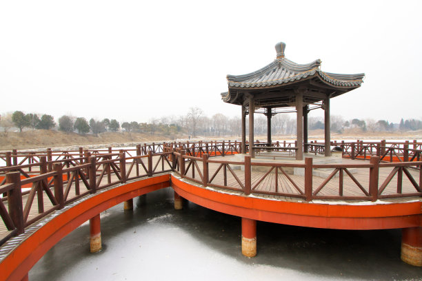 亭子和公园的栏杆，中国传统建筑图片下载