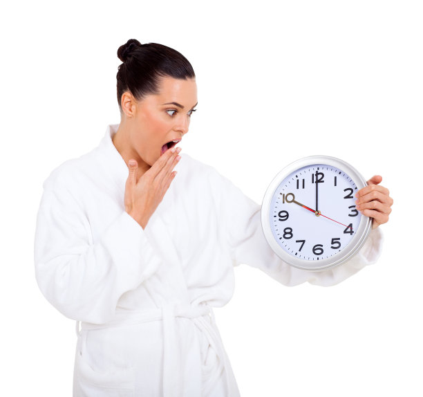 穿浴袍的女人看钟图片下载