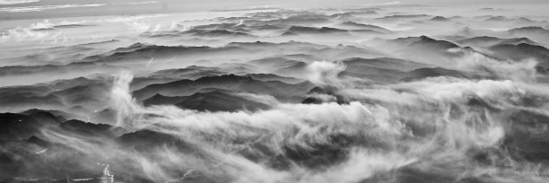 迷雾中的山图片下载