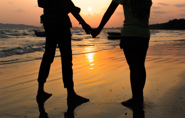 一对情侣在海滩上享受图片下载