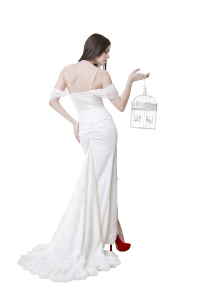 新娘穿着白色礼服，手拿鸟笼图片下载