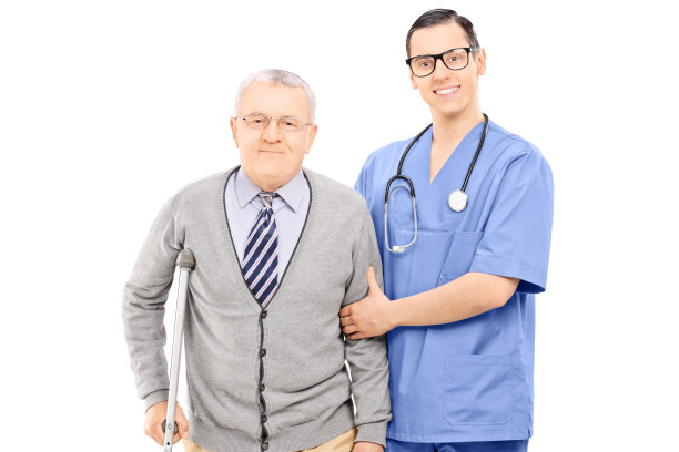 医生在帮助一位拄拐杖的老先生图片下载