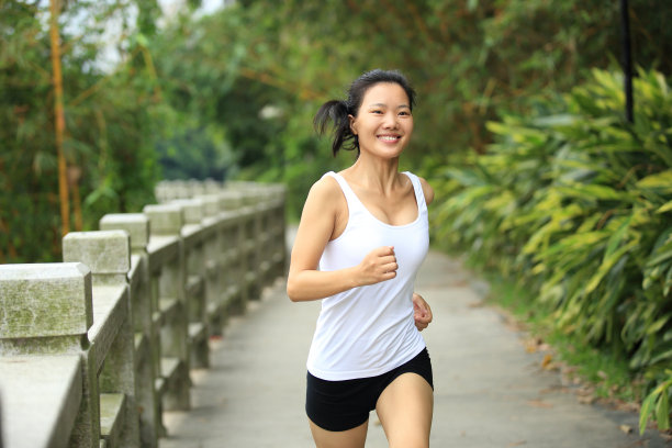 健康的生活方式女人跑步图片下载