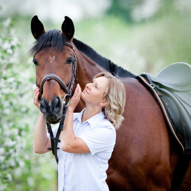 抱着马的女人图片下载
