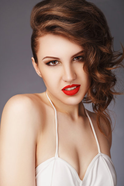 漂亮的女孩，红唇和时髦的发型图片下载