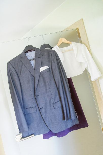 衣服挂在门上图片下载