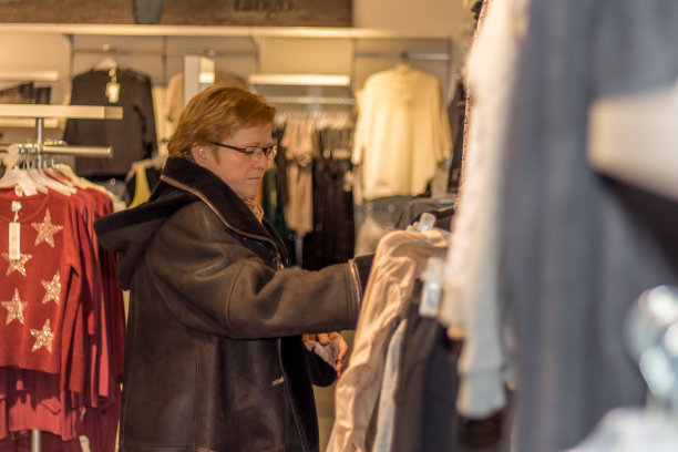 大人在找衣服图片下载