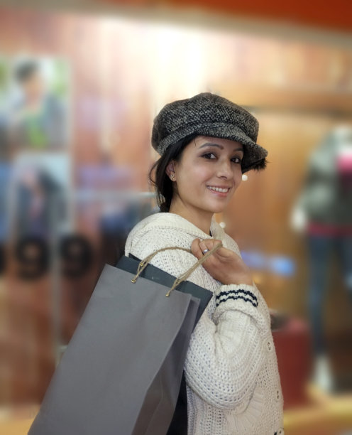 一个印度/亚洲女性购物袋的特写。图片下载