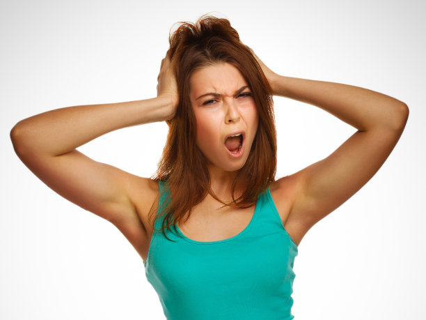 女孩尖叫狂野的头发女人张开她的嘴prislanila手图片下载