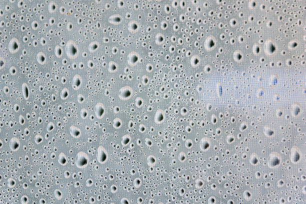 雨水落在窗玻璃上图片下载