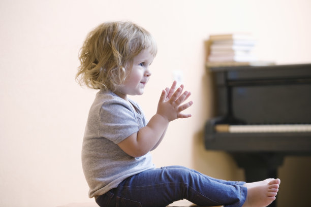 快乐的小男孩在家鼓掌图片下载