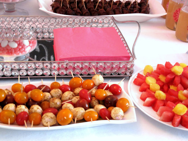 桌上摆着一盘盘食物图片下载