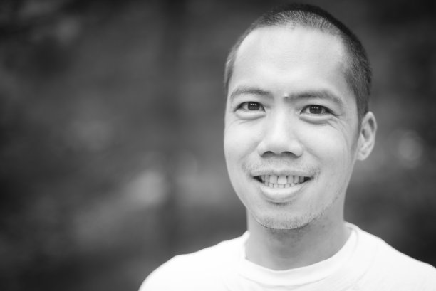 黑白肖像中年亚洲男性图片下载