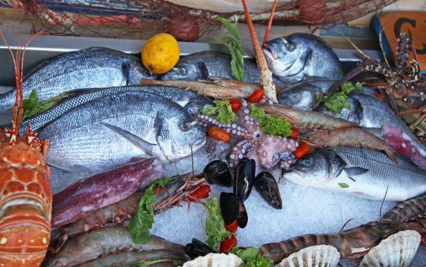 餐馆前的冷冻海鲜图片下载