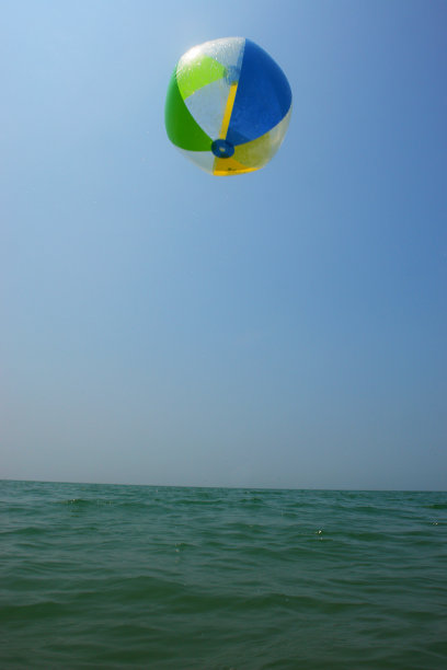 沙滩球飞高海洋图片下载