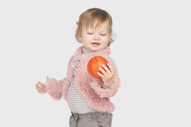 带着小球的小女孩图片下载