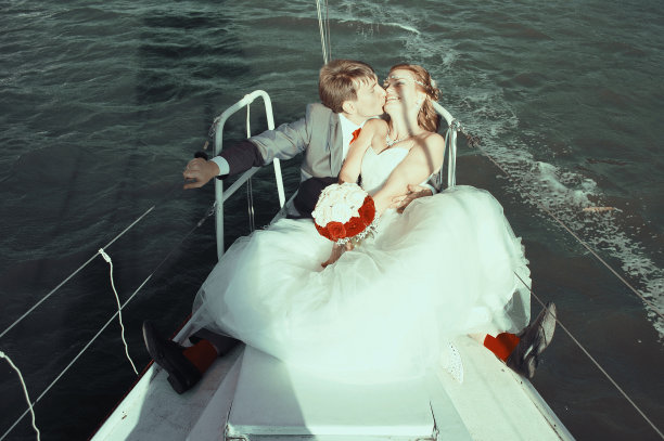 幸福的新婚夫妇正在散步图片下载