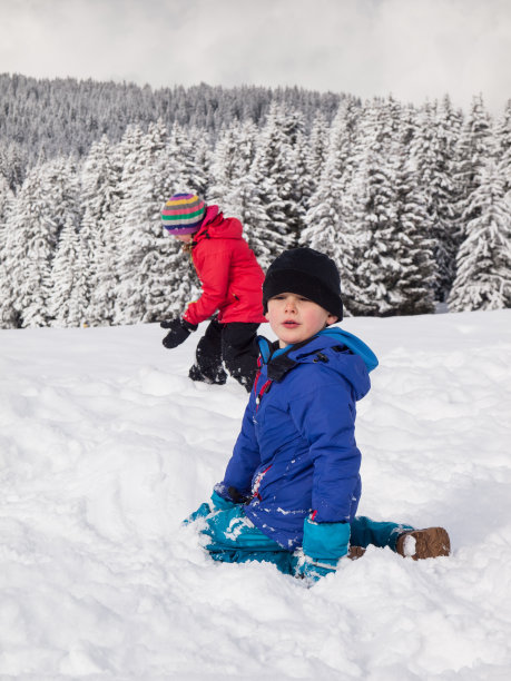 孩子们在雪中玩耍图片下载