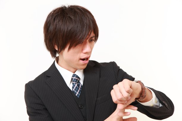 忧心忡忡的商人看着手表图片下载