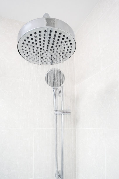 淋浴喷头有自来水图片下载